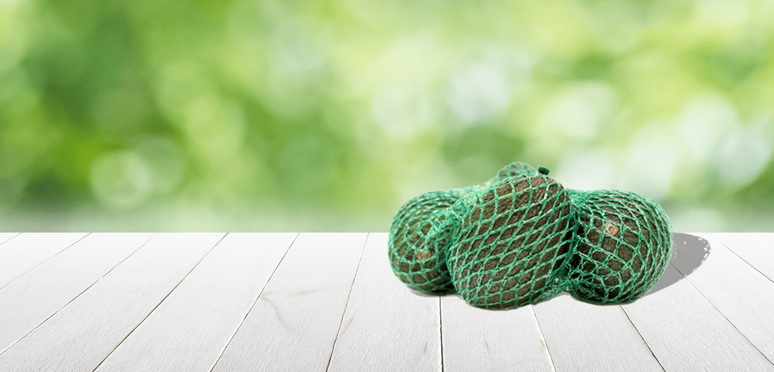 Avocados in Netzverpackung mit Clip, verpackt mit C-pack-Netzclipper – nachhaltige und effiziente Verpackungslösung