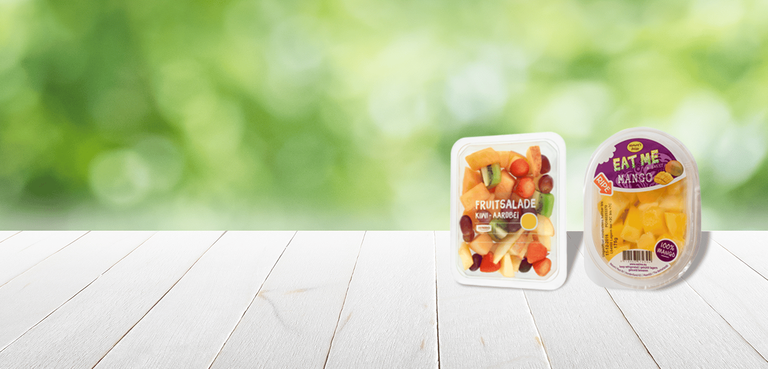Vers gesneden fruit verpakt in schaal en verpakt met JASA's weeg en verpakkingslijn.