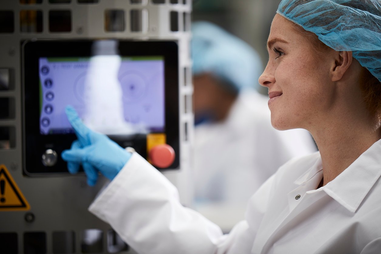 Bediener nutzt den Touchscreen der JASA NXXT VFFS-Verpackungsmaschine – Verpackungslösung der nächsten Generation