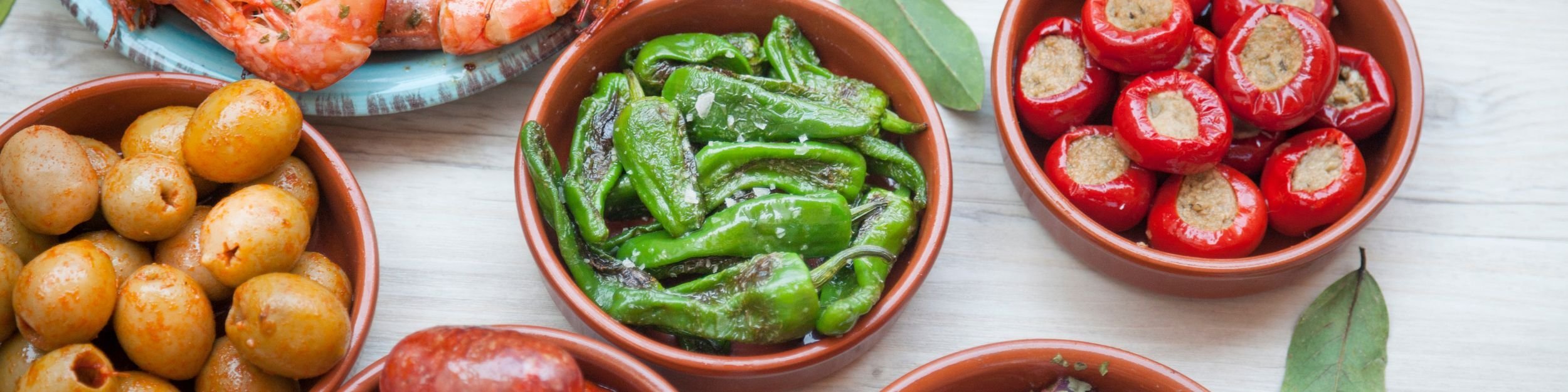 Vielfältige Tapas in Tabletts verpackt auf einer JASA-Verpackungslinie – flexible, hygienische und nachhaltige Verpackungslösung