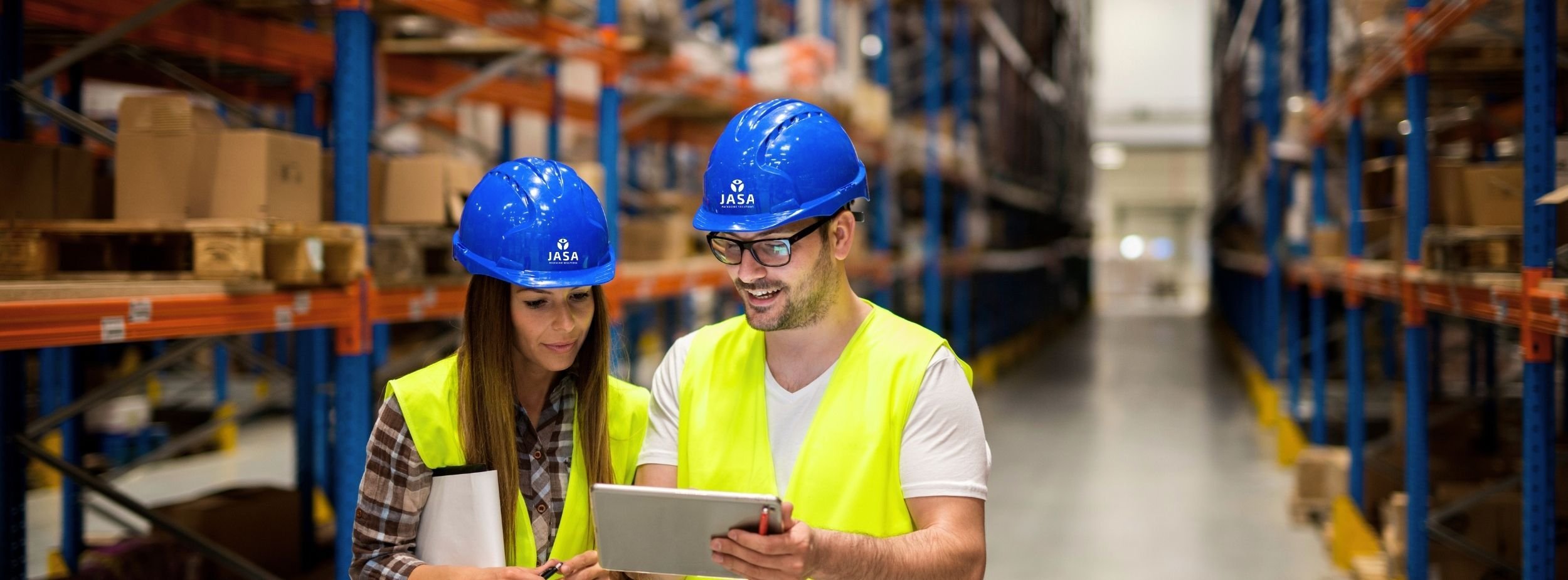 Magazijnmedewerkers in logistiek magazijn van JASA