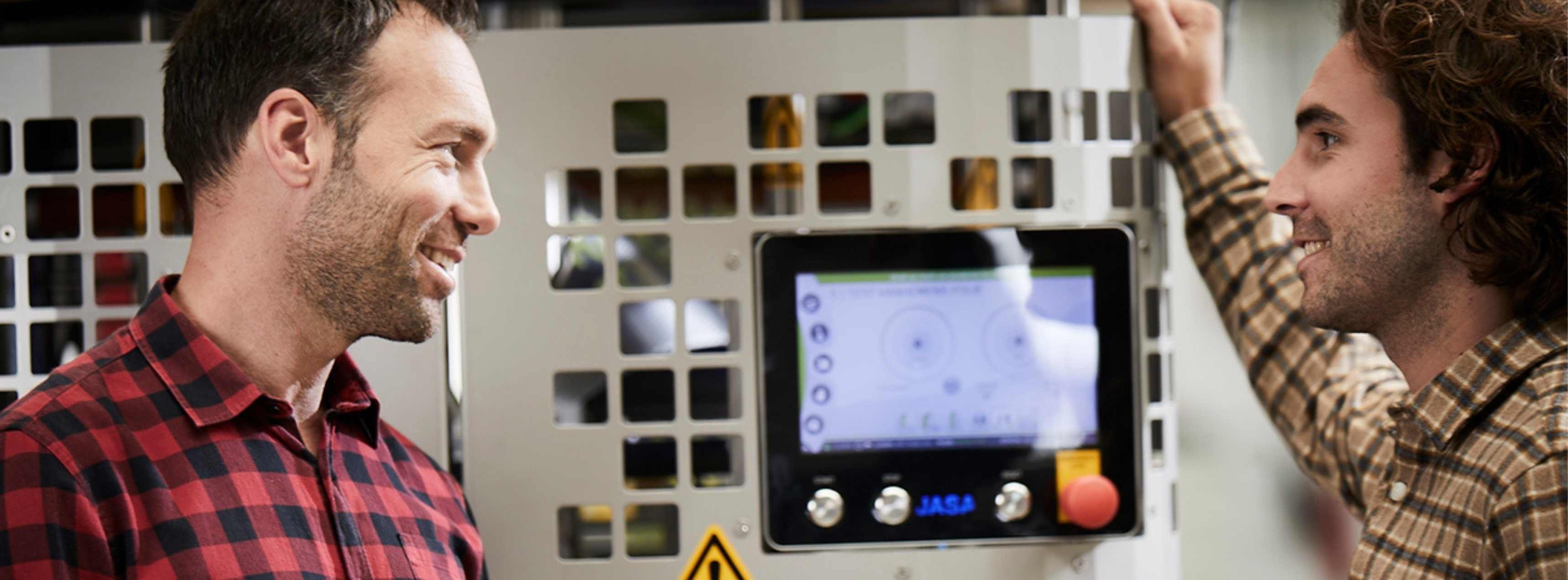 ASA service engineers bespreken een verpakkingsmachine tijdens on-site support