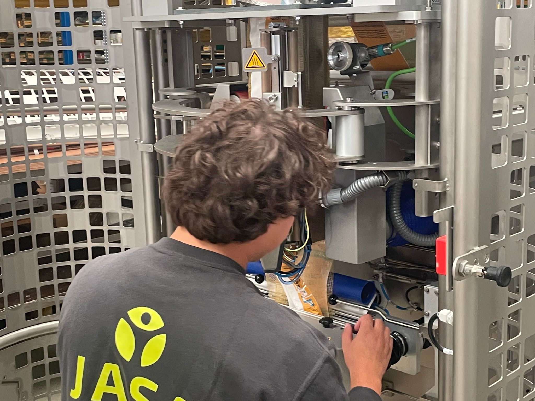 Monteur stelt duurzame verpakkingsmachine in voor appels en peren, complete lijnoplossing van JASA Packaging Solutions