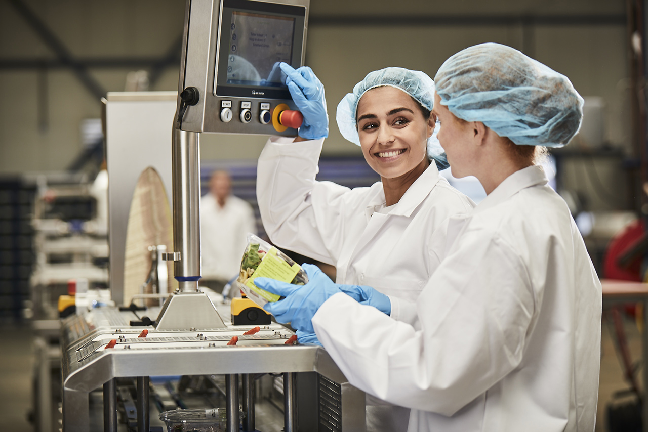 Die JASA Sleever Verpackungsmaschine in einer Lebensmittelproduktionslinie